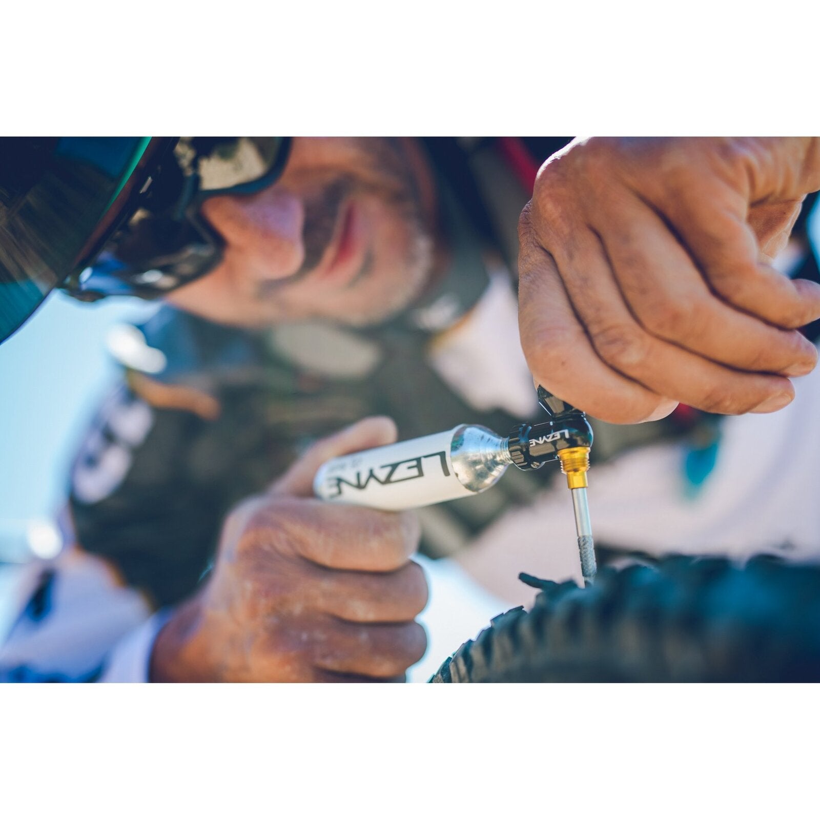 Lezyne Tubeless C02 Blaster Kit - Black/Gold w 2 x C02 20g Cannisters