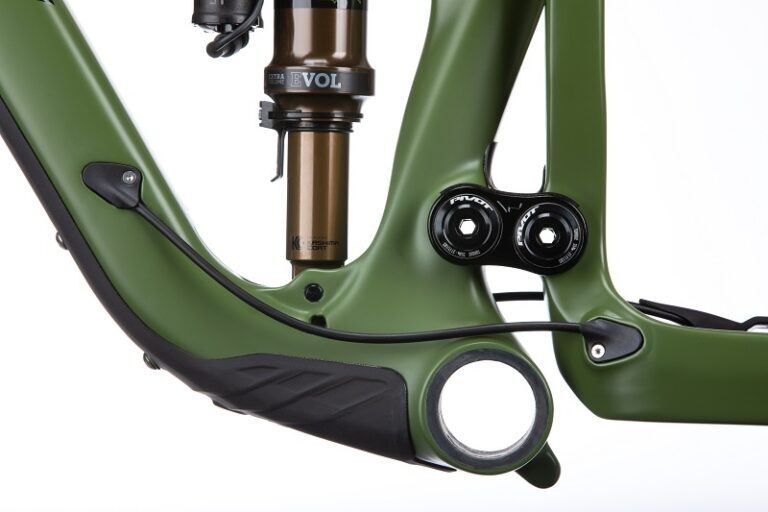 2023 Pivot Switchblade V5